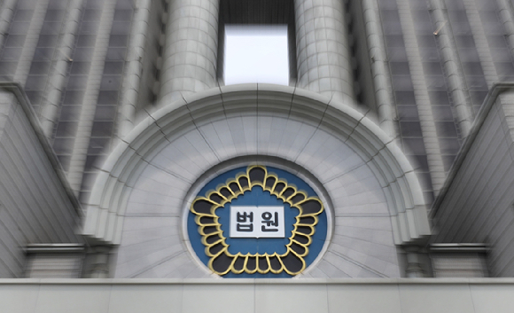 후진하던 중 초등생을 치어 숨지게 한 화물차 운전기사가 금고형의 집행유예를 선고받았다. 본 기사와 무관한 이미지. [사진=뉴시스]