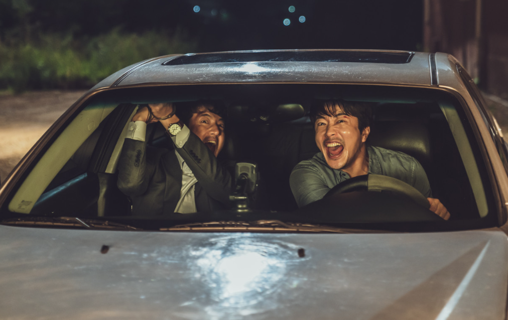 영화 히트맨 제이슨과 미나 앞에서 딸을 구하기 위해 유턴하는 준과 덕규