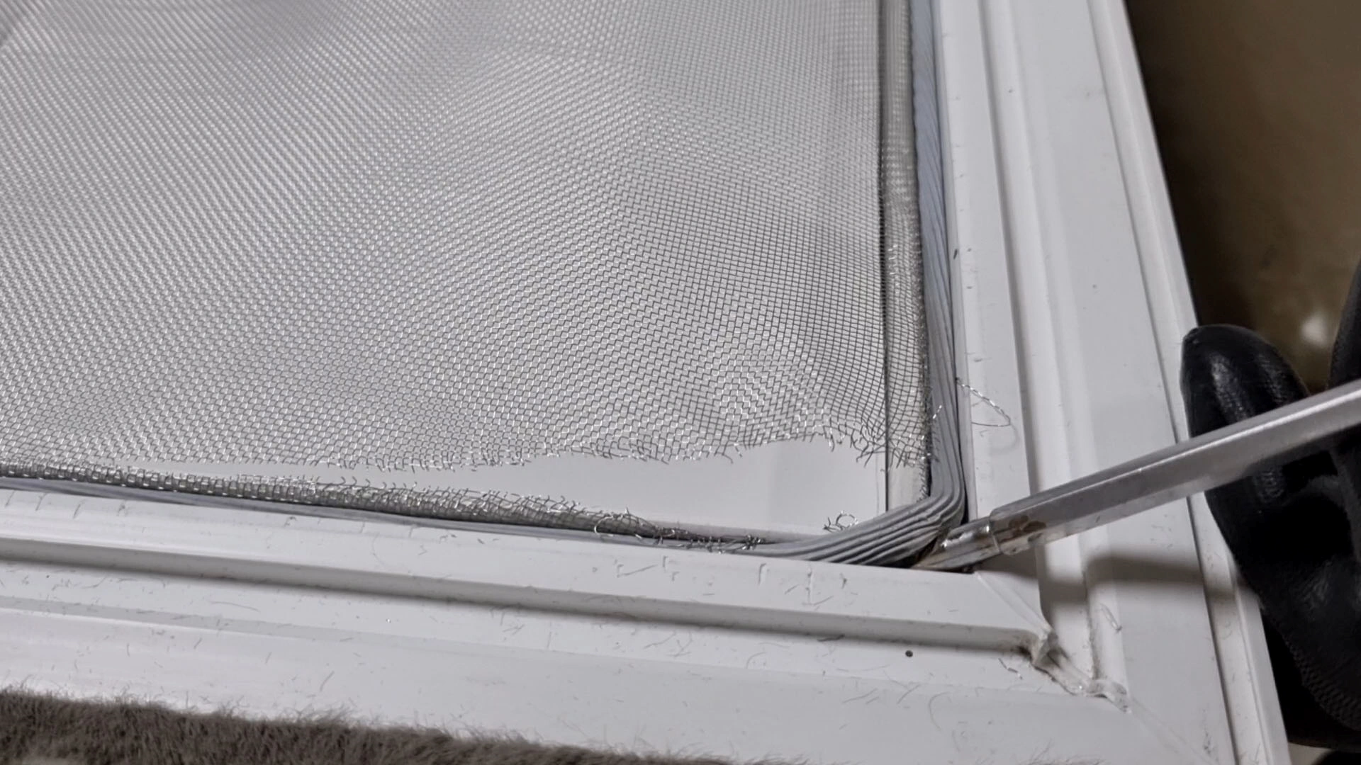 방충망 브래킷 빼는 모습