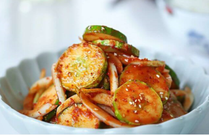 매콤하고 아삭하게 요리한 오이무침 완성 모습