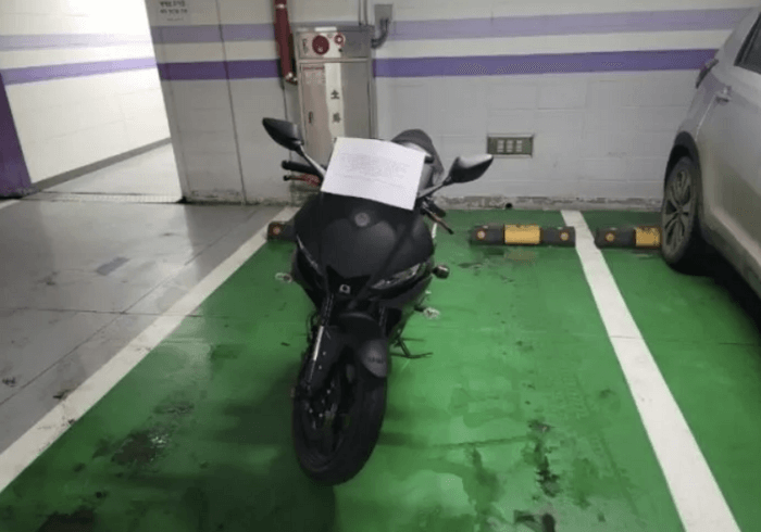 일반주차공간에 오토바이가 주차