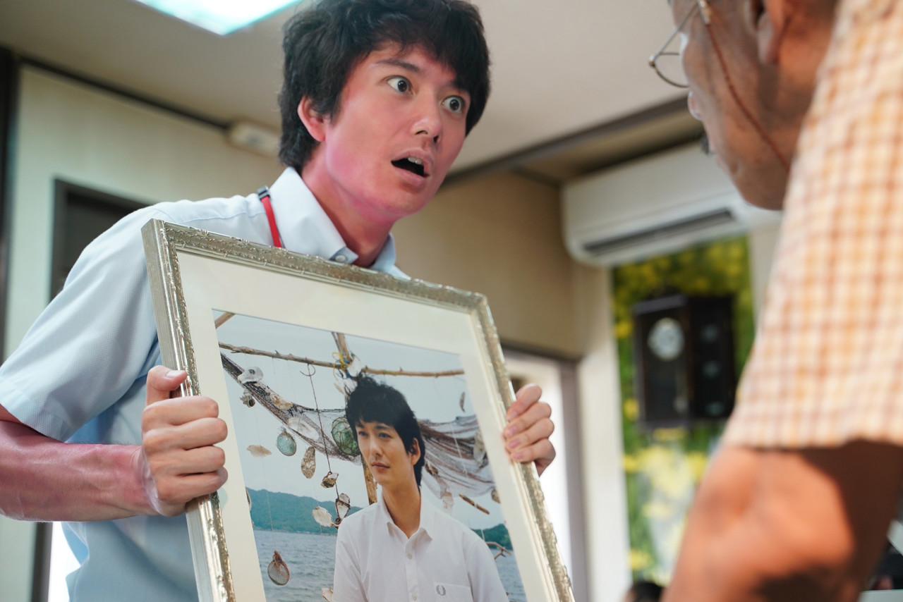 1초 앞 1초 뒤 속 시간을 잃은 남자 주인공의 모습