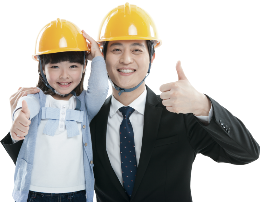 아빠와 딸이 안전모를 쓰고 엄지를 들고 있다.