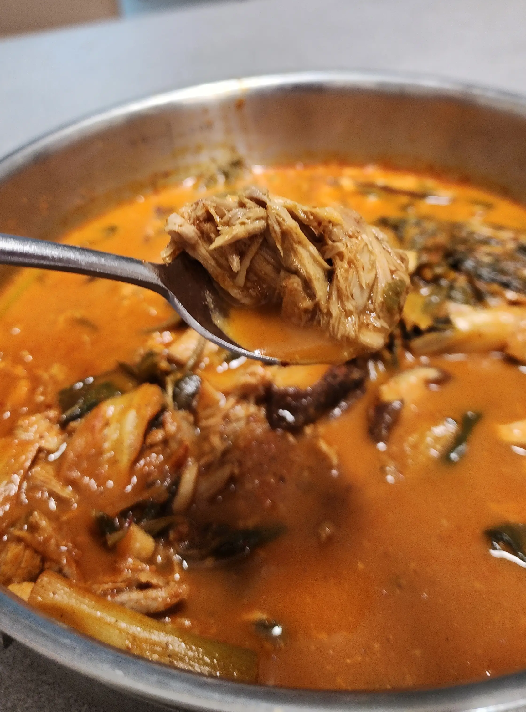 감자탕-고기를-숫가락으로-들어올린-사진-02