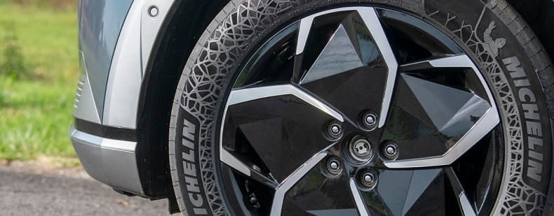 미쉐린, 세계 최초 지속 가능한 재활용 물질 사용 타이어 공개 VIDEO: In a world first, Michelin unveils two tires approved for road use containing 45% and 58% of sustainable materials respectively