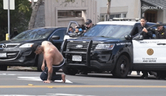 우리나라에선 볼 수 없는 미 경찰의 용의자 체포작전 VIDEO: Cops Tackle Man After Standoff (Caught On Camera) | San Diego