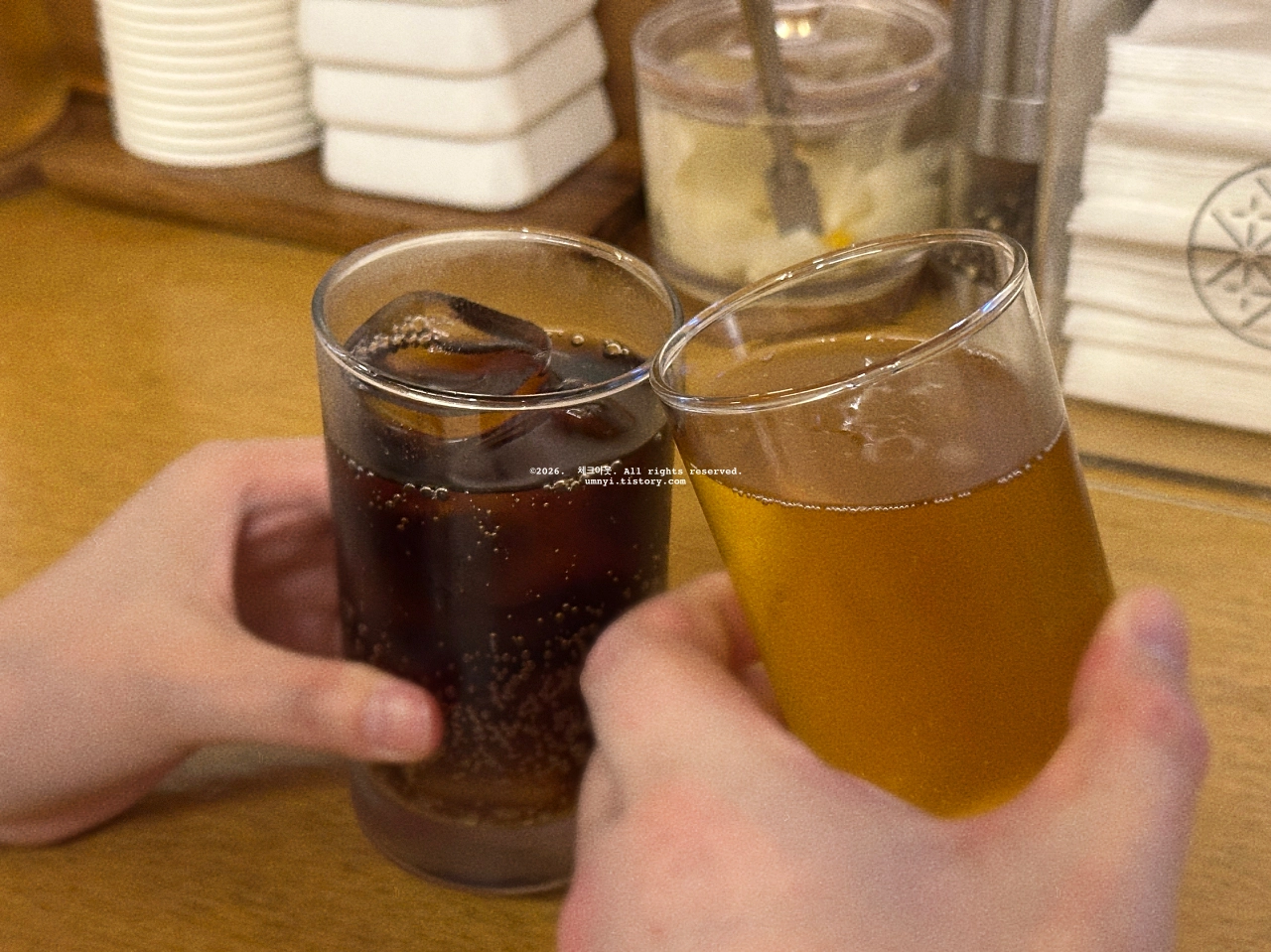 수원 인계동 나혜석거리 일본 라멘 맛집 추천 하나비라멘에서 주문한 기린 이치방 병맥주와 클래식 팹시 콜라로 치얼스 하는 장면을 촬영한 사진