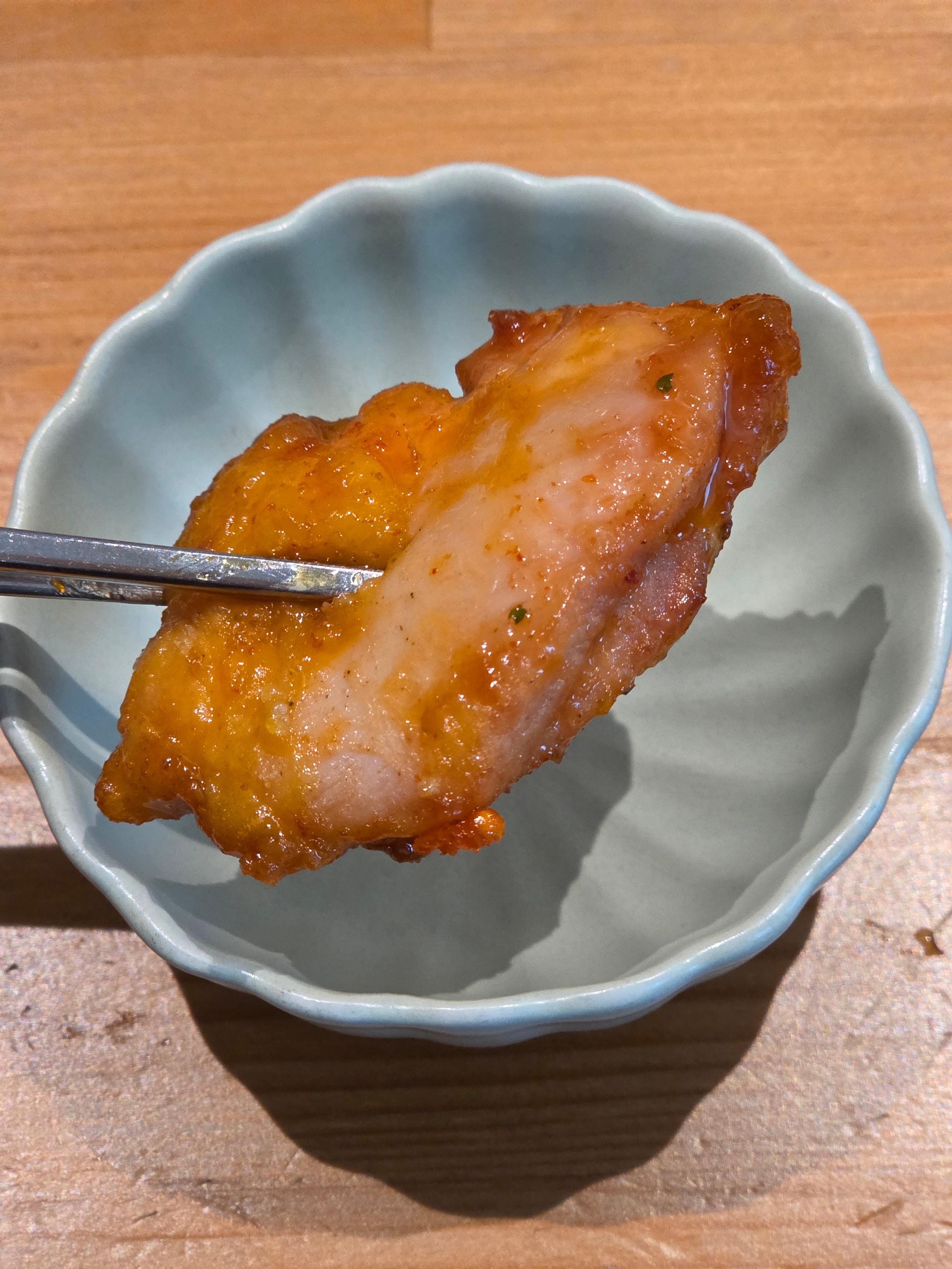 얇은 튀김옷에 깐풍 소스가 배인 순살 치킨 클로즈업