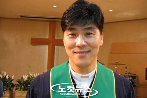 교회에서 목회자로 활동 중인 가수 김종찬 목사