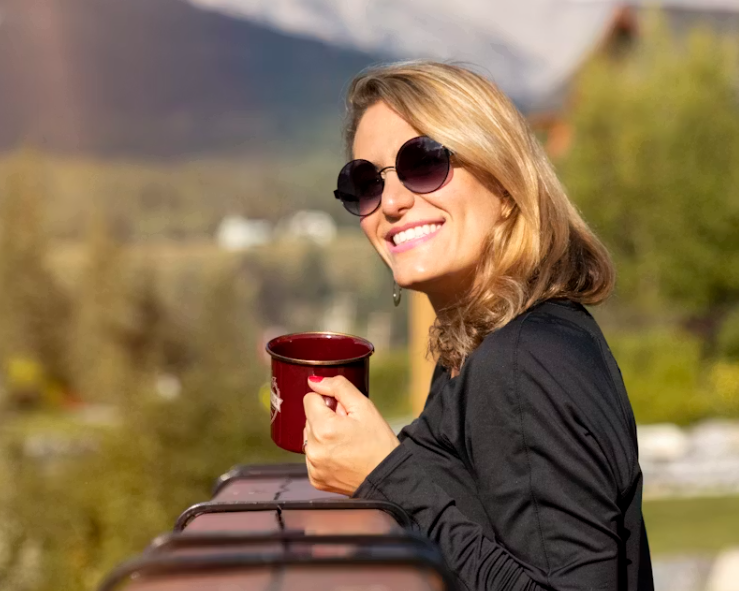 햇살 가득한 아침, 머그잔을 들고 환하게 웃는 여성