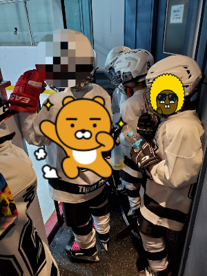 첫 아이스하키 시합을 준비하는 아이들, 긴장하지만 진지한 모습