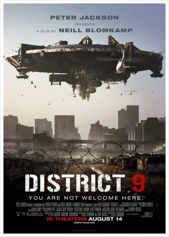 영화 <디스트릭스 9>은 정체불명의 외계인 우주선이 정착하면서 벌어지는 사건을 다룬다.