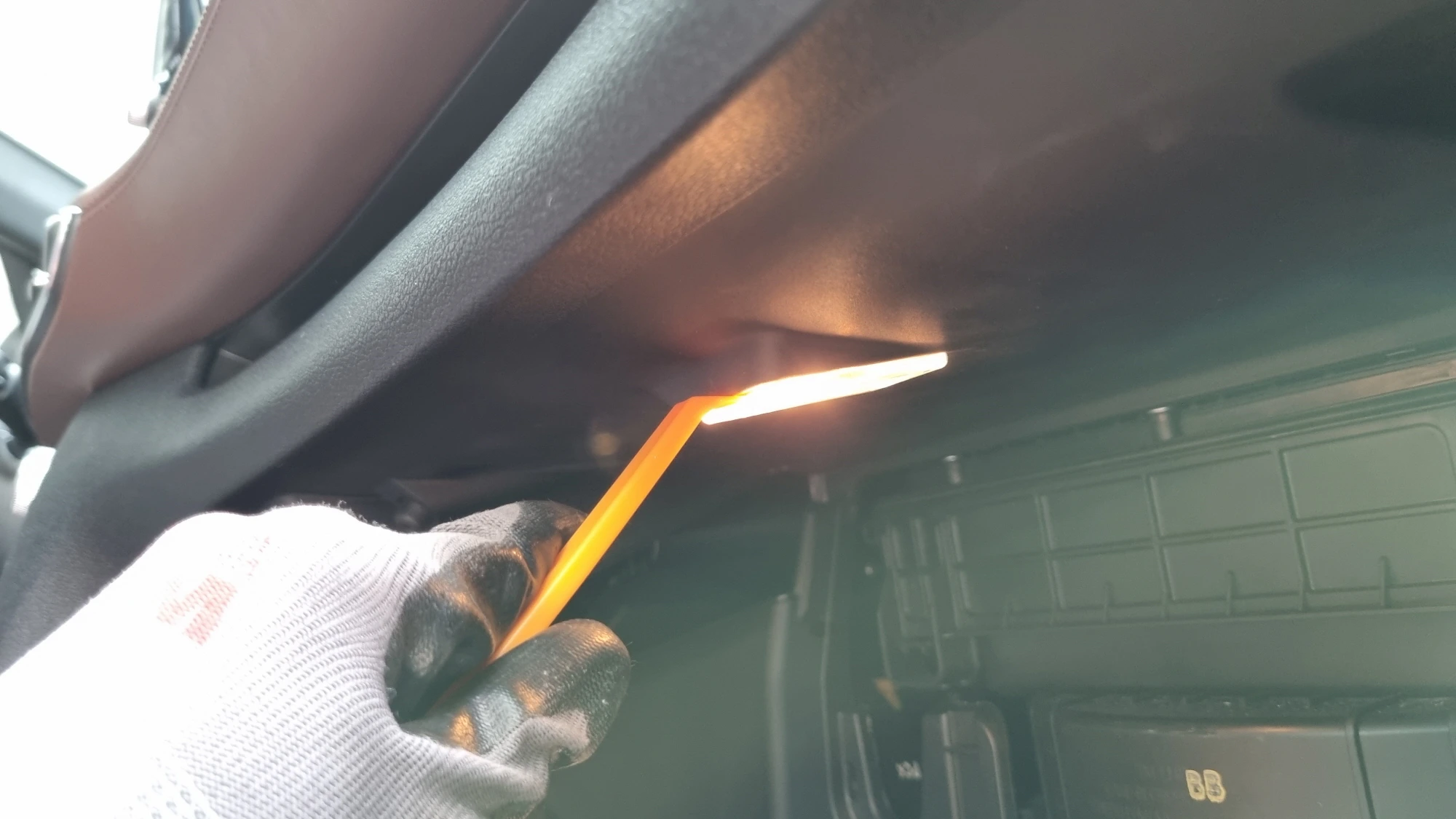 글로브박스 조명 빼는 모습