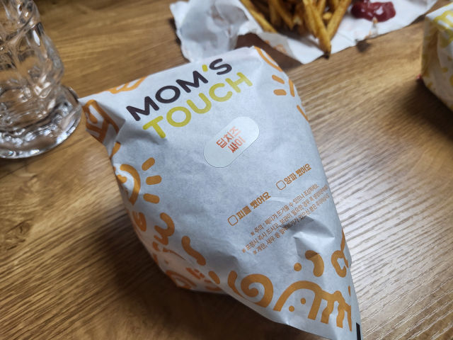 맘스터치 광교역점 딥치즈싸이버거-1