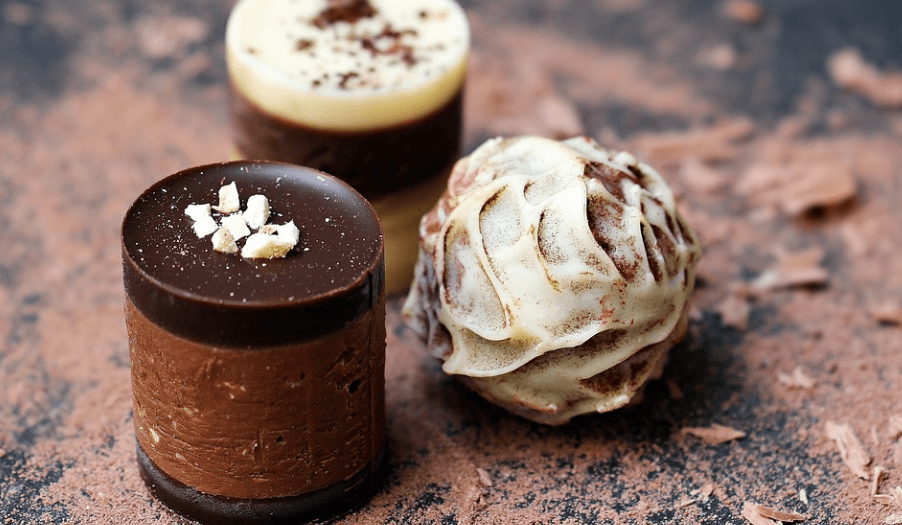 우울증에 좋은 음식 다크 초콜릿 3개가 놓여 있다