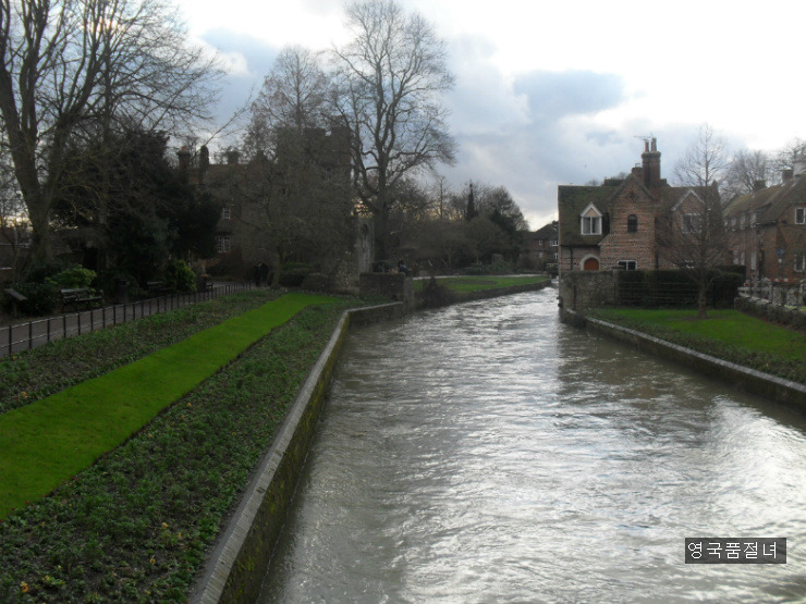 영국 겨울 날씨 재뉴어리 블루스 캔터베리 풍경
