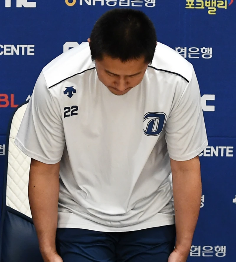 고개-숙여-사과-이용찬-선수