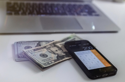 항공권 예매 저럼하게 하는 방법 -노트북, 스마트폰과 달러지폐 사진