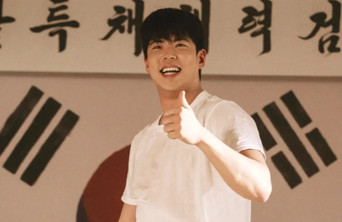 수사반장-실네 채육관 태극기를 뒤로한채 기쁜무습으로 서있는 최우성