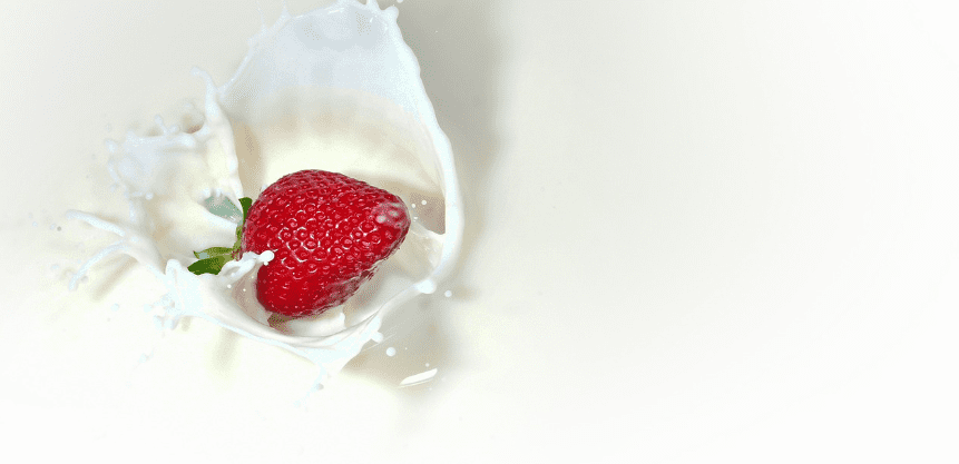 요구르트 속에 담겨 있는 딸기 한개