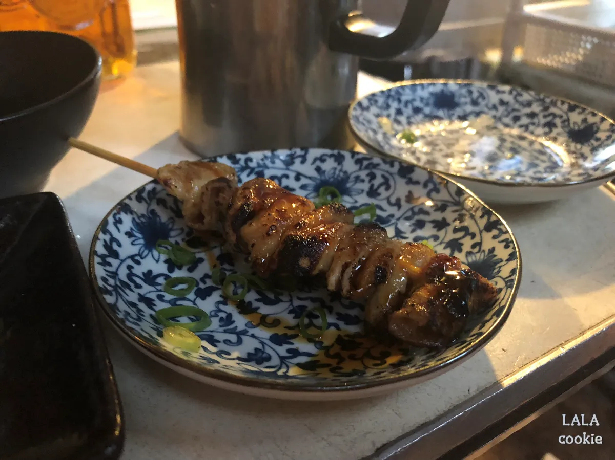 후쿠오카-텐진-다이마루-백화점-포장마차-거리-야타이-후기-접시의-꼬지-간장소스