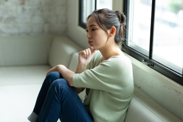 고민중인 여성