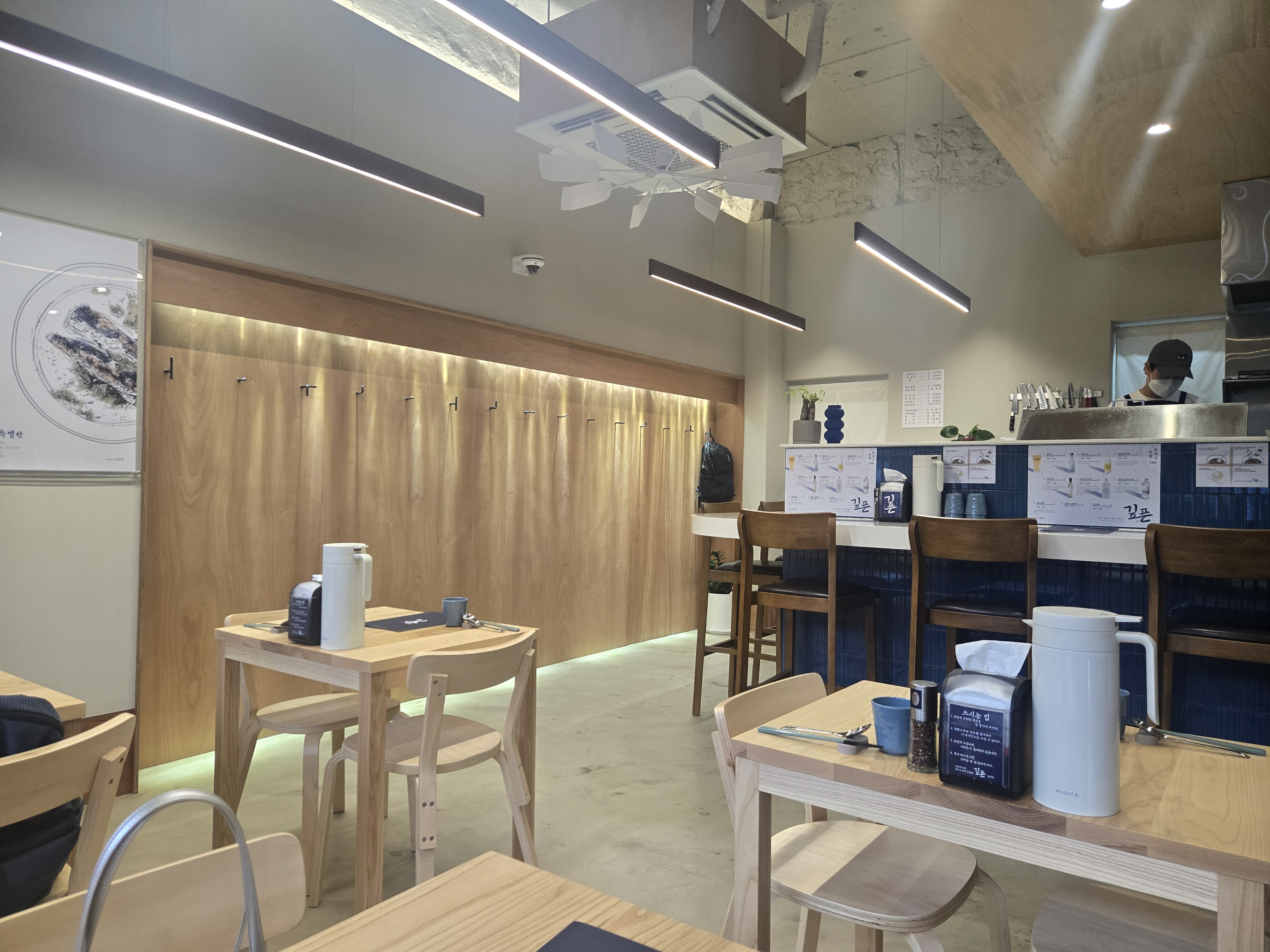 감각적인 조명과 청량한 인테리어가 인상적인 인사동 깊픈의 내부 전경
