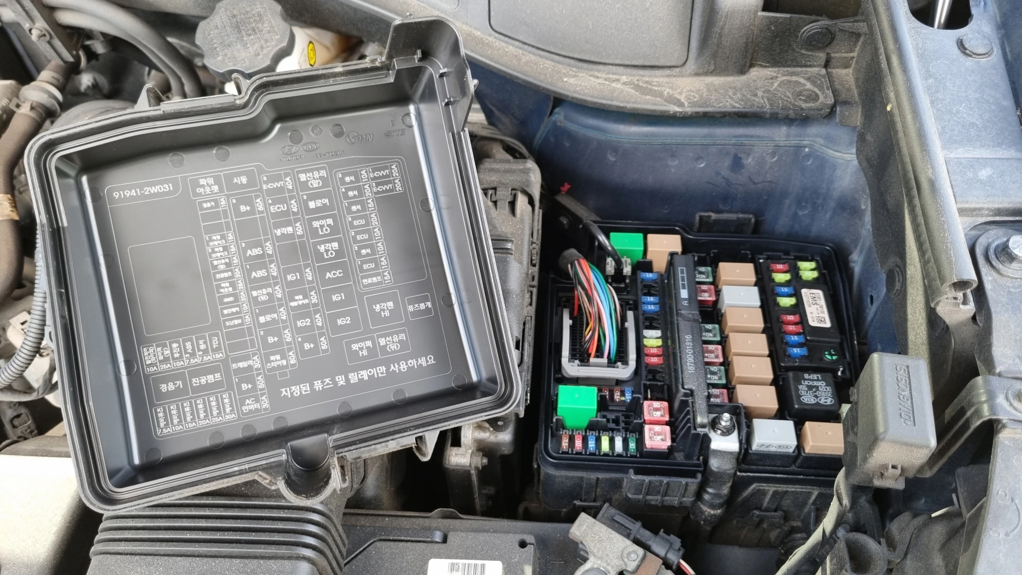 싼타페 퓨즈박스 배선 모습