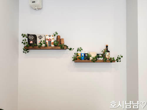 나룰빵집 벽 선반에 진열된 소품과 미니 제품