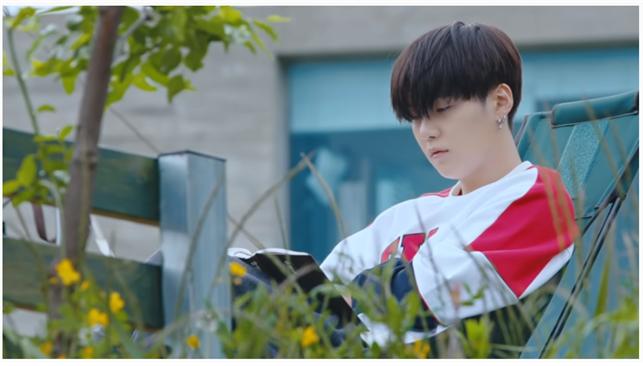 <In the SOOP BTS ver. Official Teaser 2>에서 독서 중인 슈가 모습