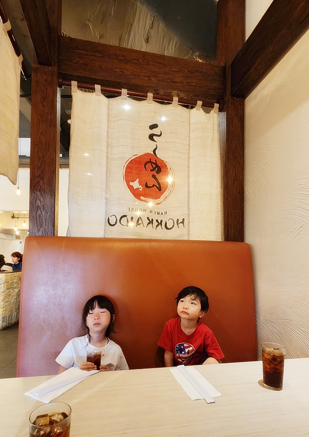 기다림에 지쳐 어두운 표정의 아이들