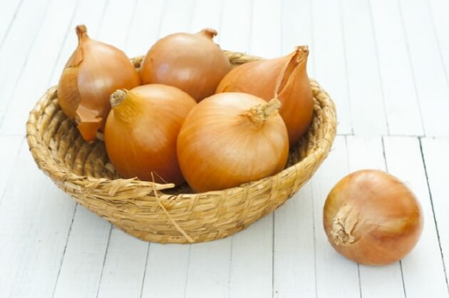 바구니에 담긴 양파들