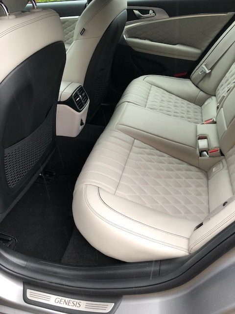 제네시스 G70 슈팅 브레이크 뒷자석, 2열