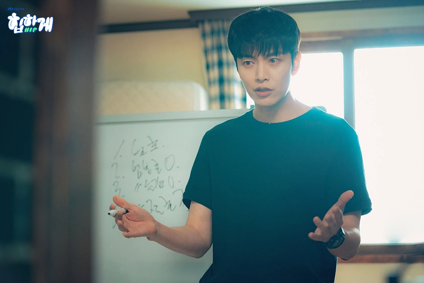 손을_뻗고_있는_이민기_힙하게