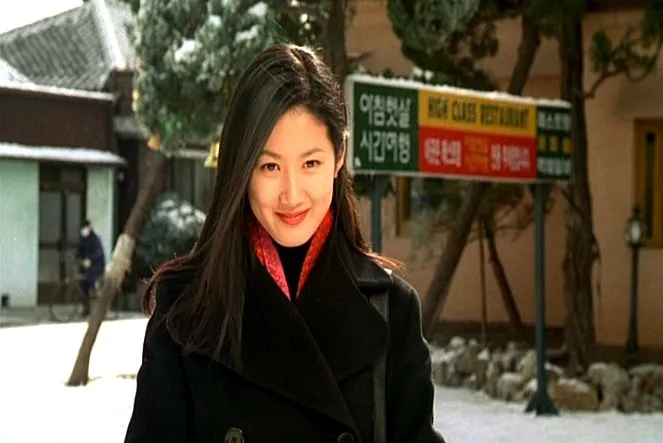 영화-8월의-크리스마스-마지막-장면-사진관에-걸린-자신의-사진을-보며-미소짓는-다림