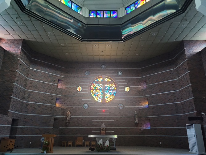 청주 흥덕성당 제대, 제단, 십자고상, 스테인드글라스 사진