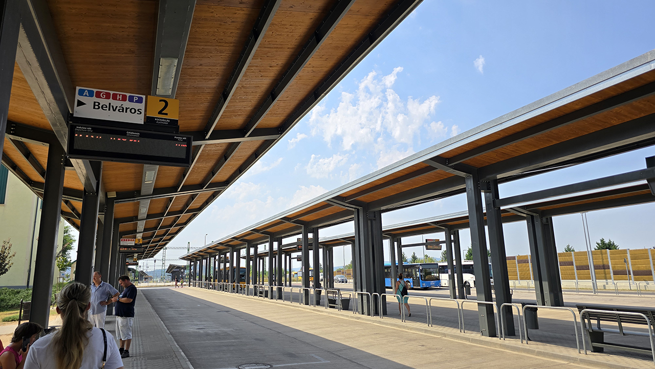 에스테르곰역 버스 승강장