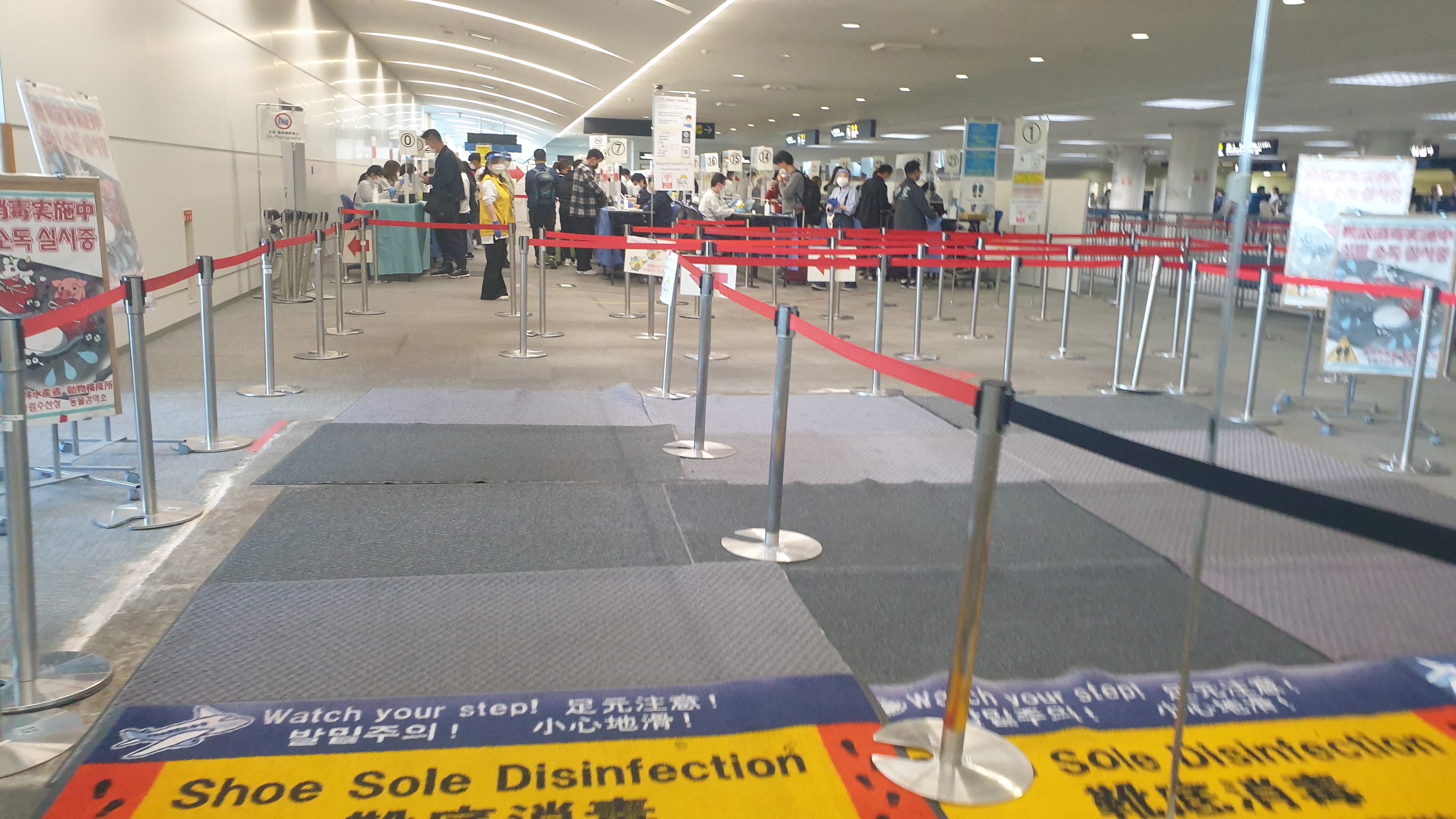 입국심사대에서 기다리고 있는 승객들 모습