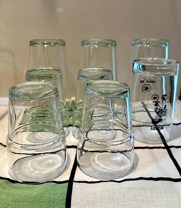 이케아 REKO 유리컵 여러 개가 이케아 행주 위에 엎어져 정리되어 있는 모습