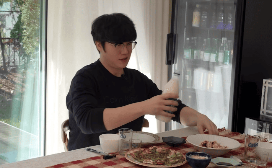 성기경이 지인들과 막걸리를 마시는 유튜브 모습