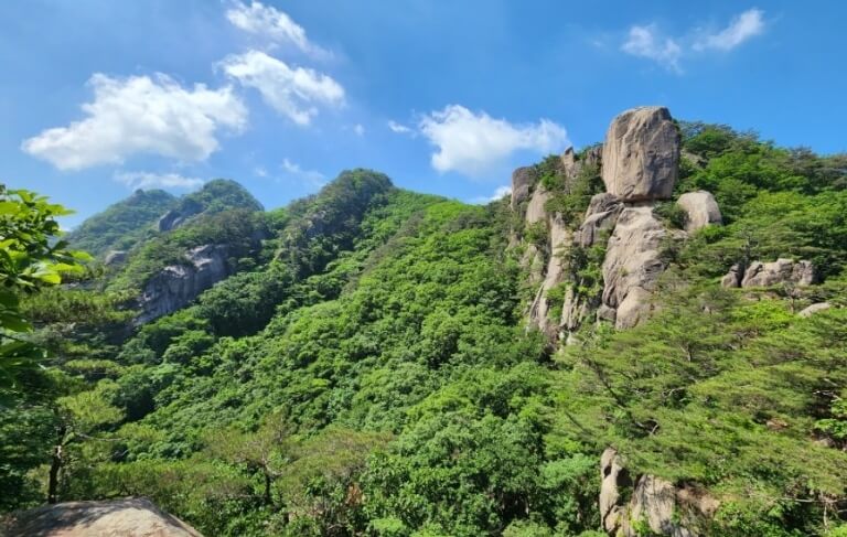 맑은 날 산봉우리