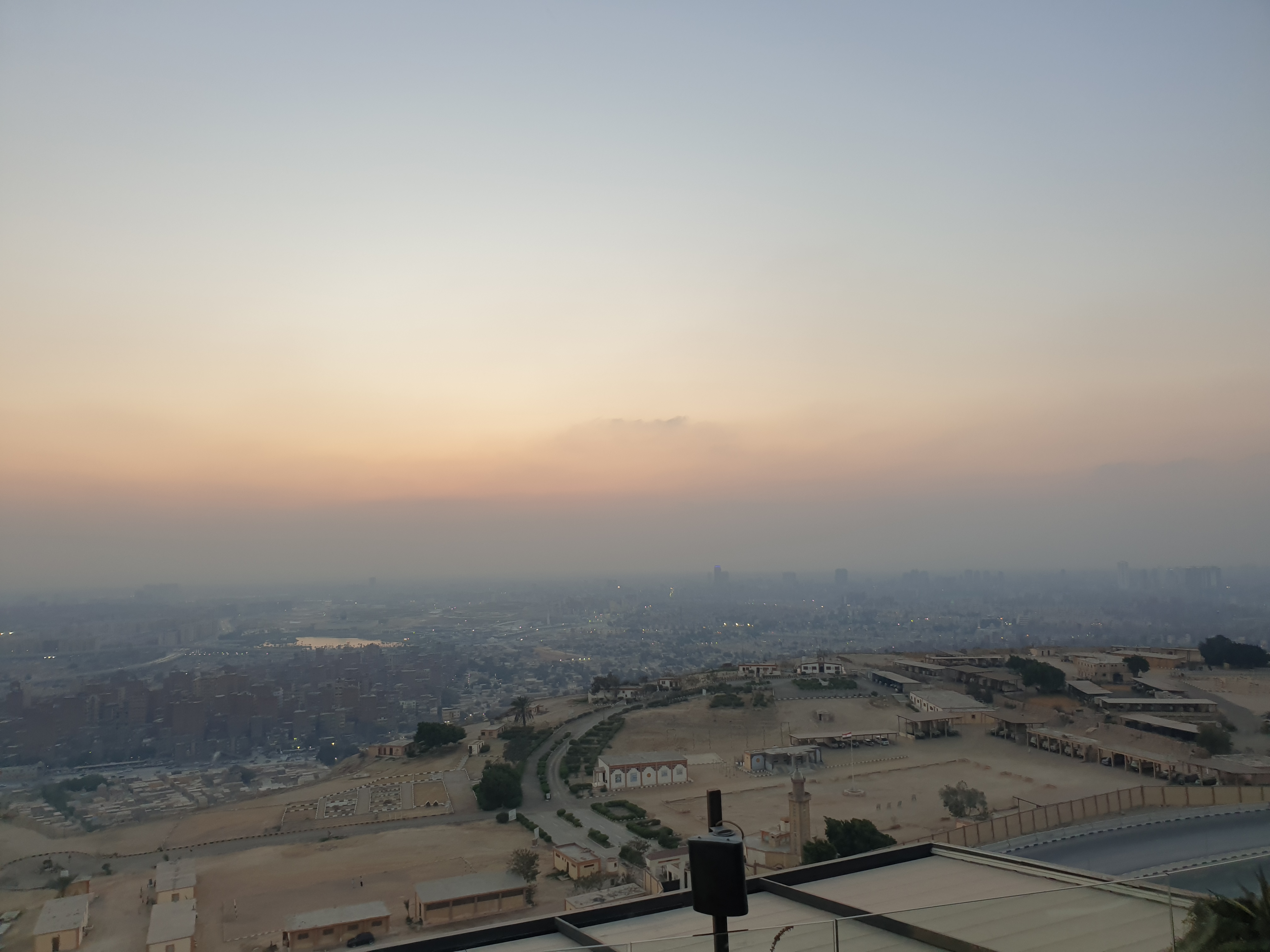 식당에서 본 노을