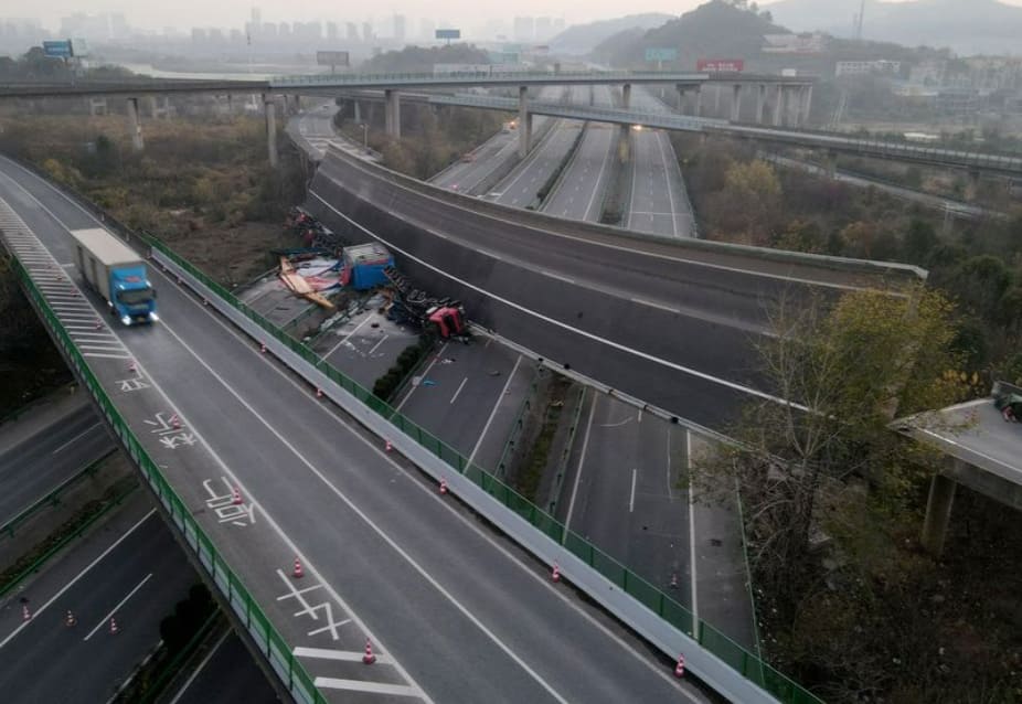 중국 고속도로 통과 교량 붕괴...4명 사망 VIDEO: 4 killed, 8 injured in central China's ramp bridge collapse