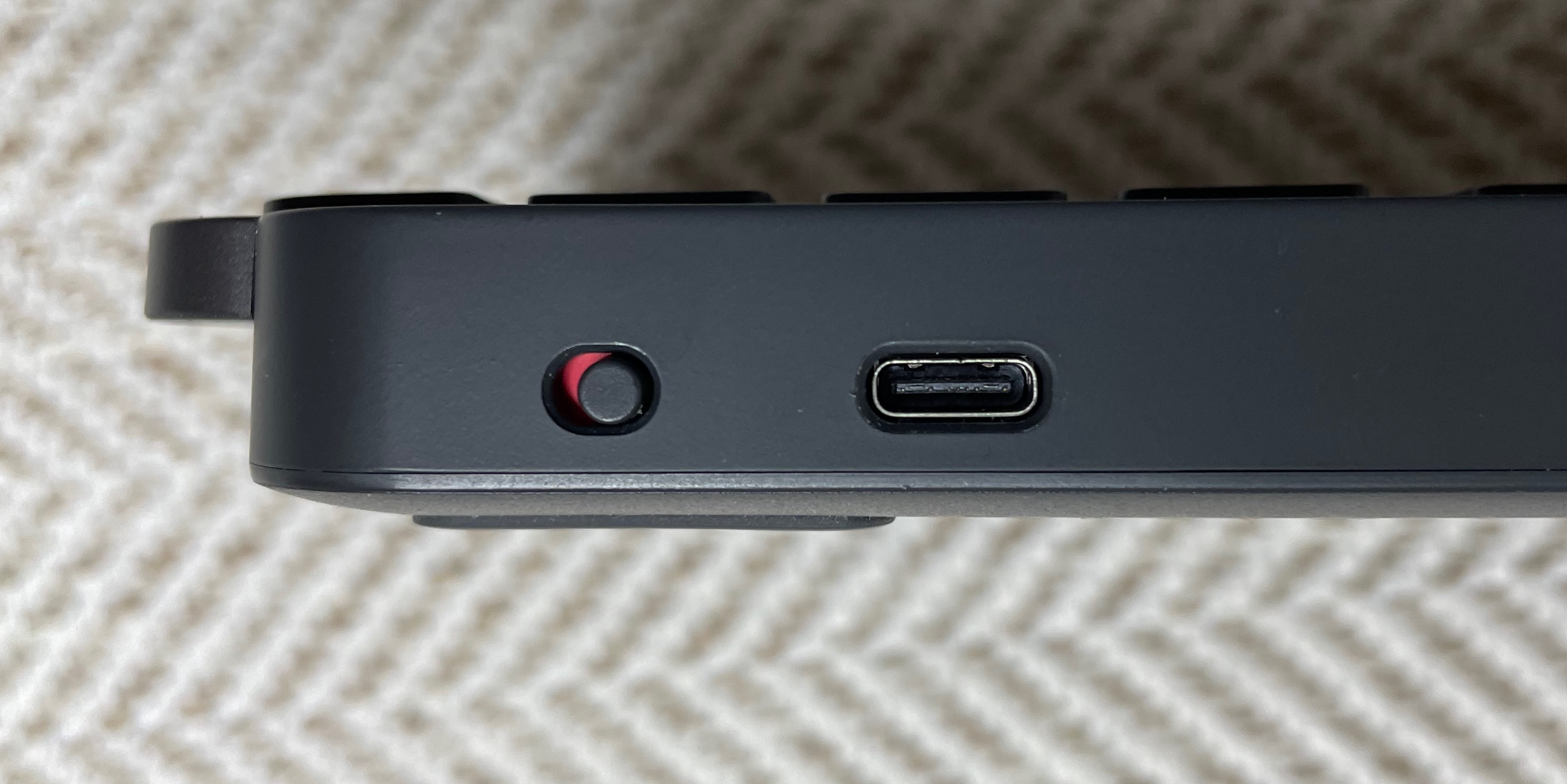 로지텍 MX KEYS 키보드 온&#44;오프 버튼
충전 포트 USB C-TYPE