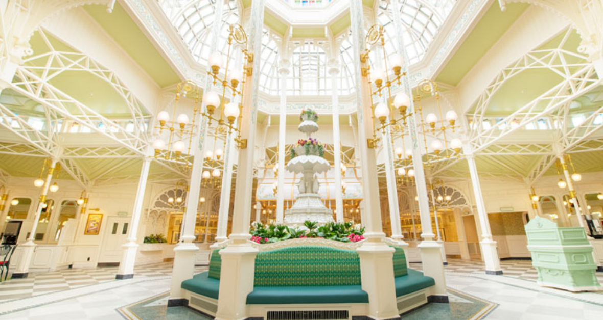 흰색의 기둥들이 많이 있는 식당의 넓은 홀 사진