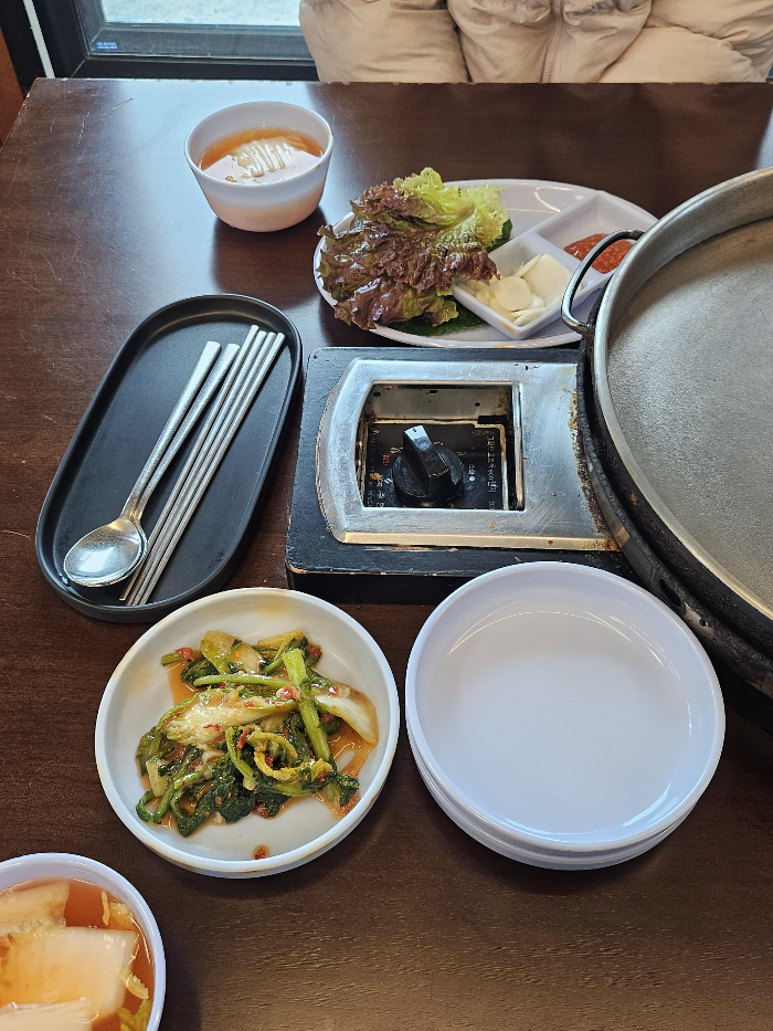 식탁에 세팅된 밑반찬