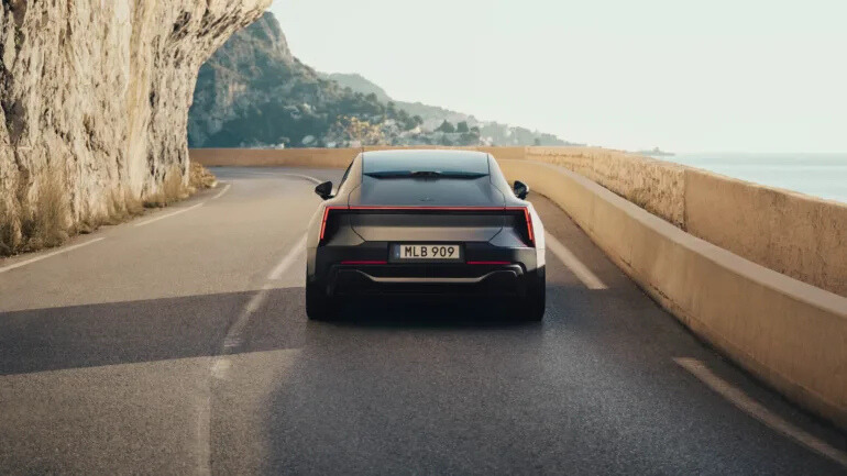 초고속 충전 기술이 탑재된 폴스타 5 후면