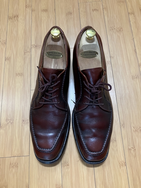 사피르 비즈 왁스 케어 전 브라운 구두 – 광택이 사라지고 주름이 보이는 초기 상태