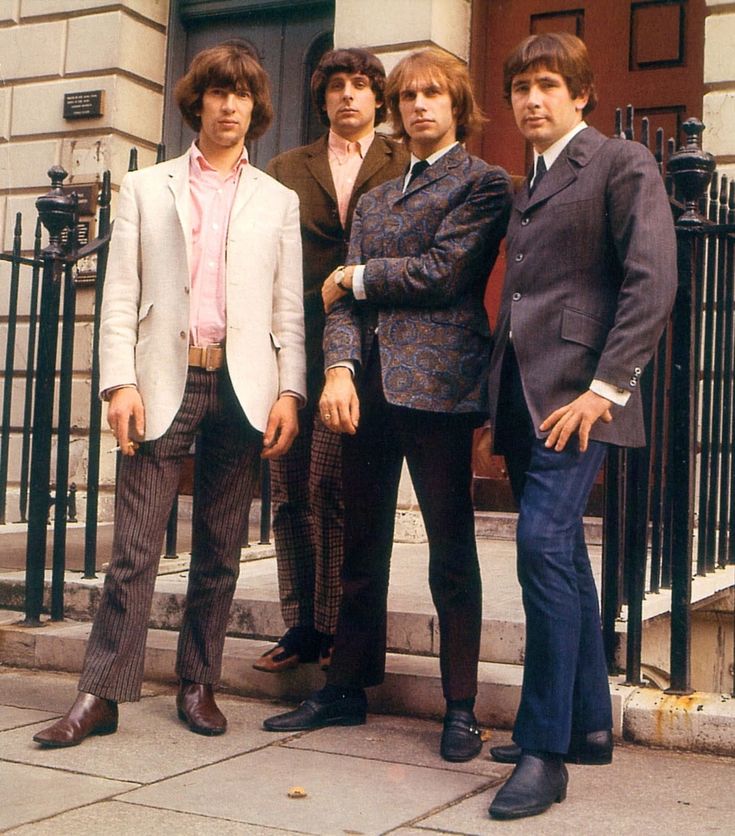 모드 룩 &ndash; 세련됨과 미래적 감각