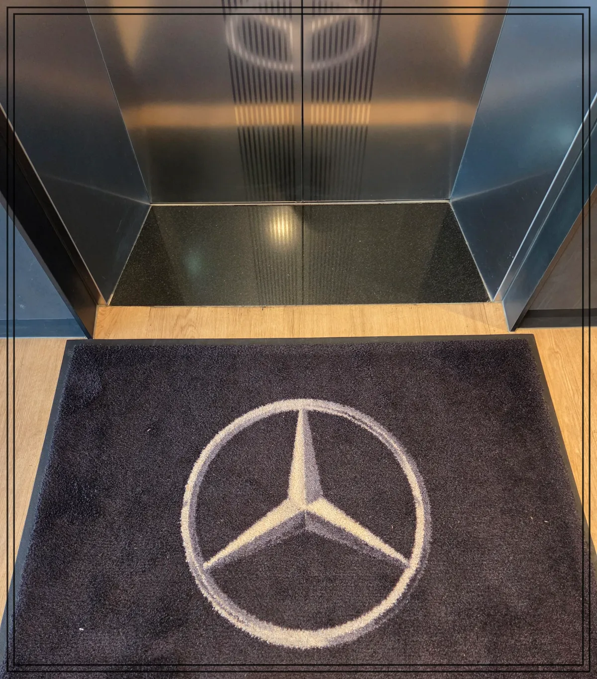 벤츠-로고-매트-엘리베이터-바닥-카펫-서비스센터인테리어